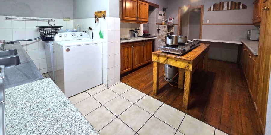 To Let 5 Bedroom Property for Rent in Lemoenkloof Western Cape